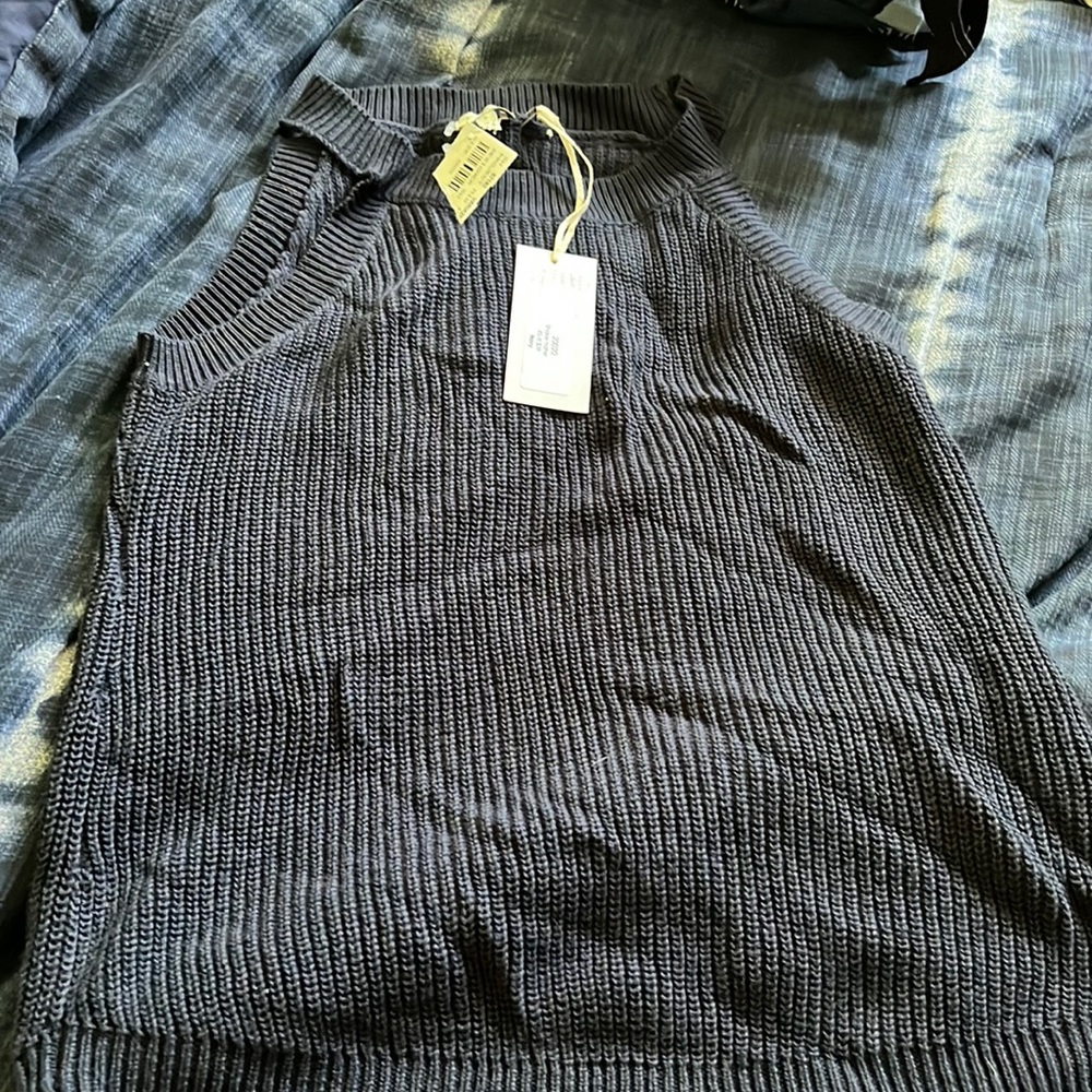 Woman’s navy blue sweater cable knit sleeveless sweater size small. NWT